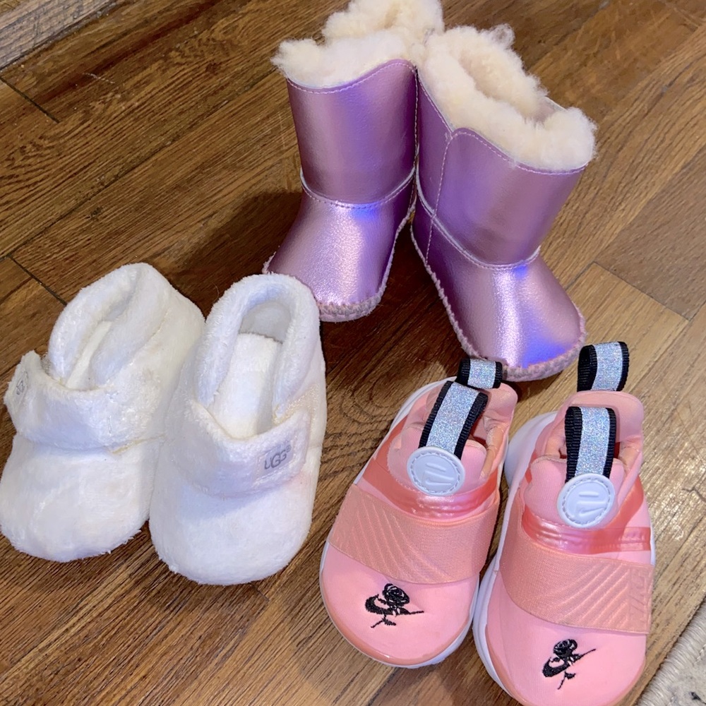 🔥 SALE: 2 Ugg’s 1 Nike Infant size 1-3